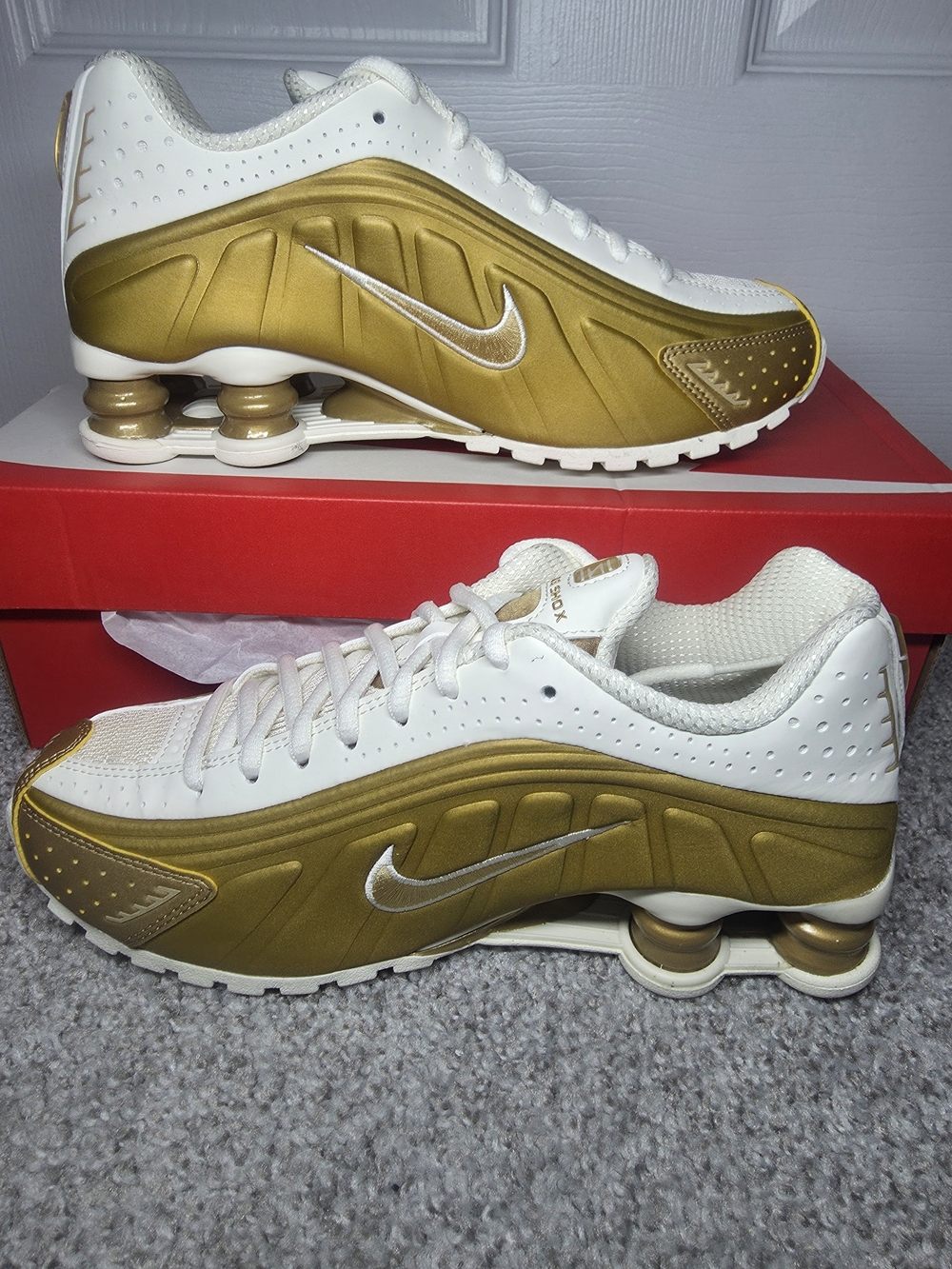 Nike Shox R4 Soft Pearl Metallic Gold Sneakers Size 6.5 W